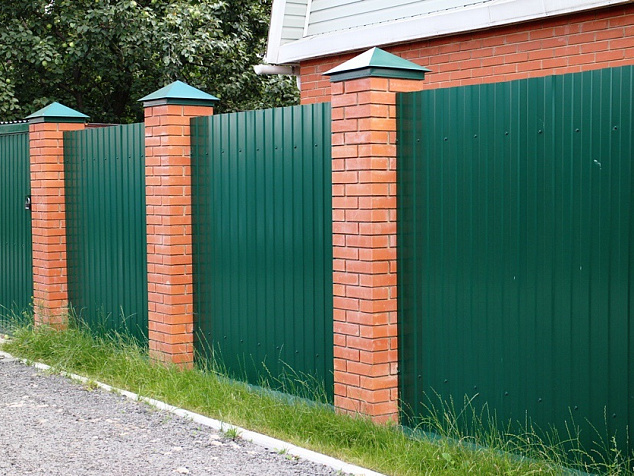 Забор из профлиста двухсторонний зеленый цвет с кирпичными столбами